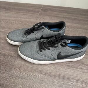 Nike Men’s Gray Low-Top Sneakers